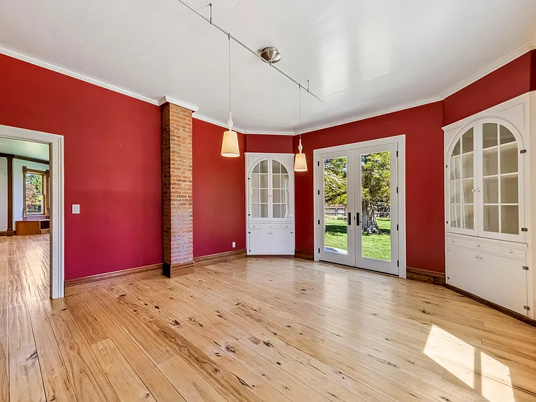 1049 Dressler Ln — Photo 16