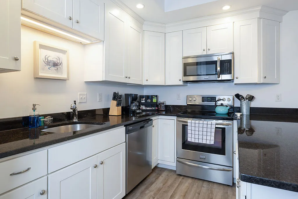 1 bed, 1.5 bath, 837 sqft, $2,100 — Photo 2
