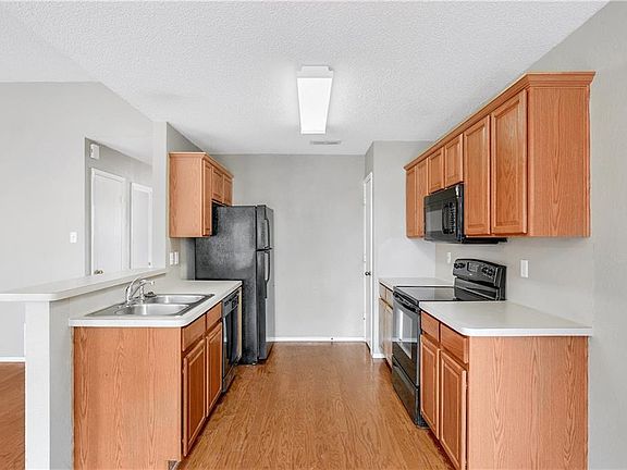 3rd image of 3920 Periwinkle Dr