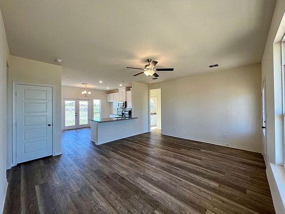 2nd image of 555 Cottonwood Creek Rd