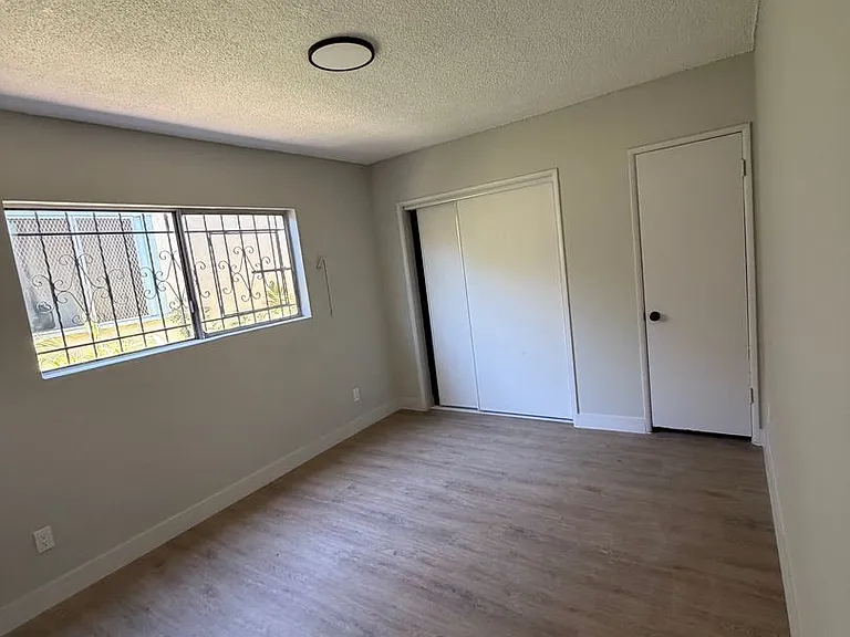 8029 S Hoover St — Photo 10