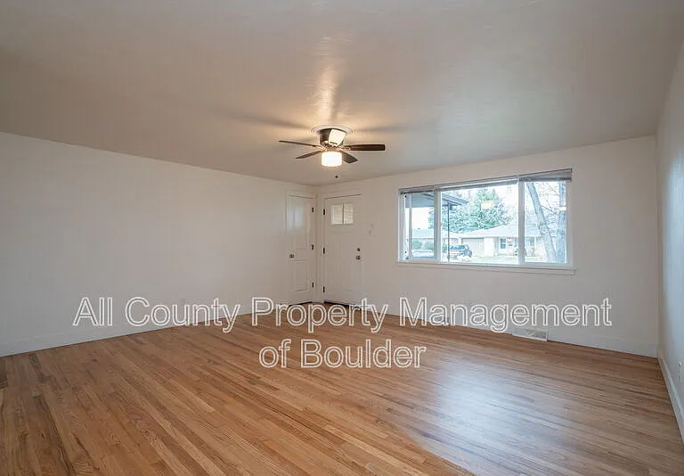 1117 Vivian St — Photo 4
