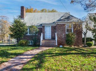 7 Babylon Rd, Merrick, NY 11566