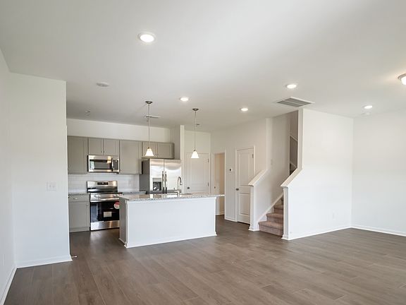 5th image of 202 Gunnersbury Dr Lot 202