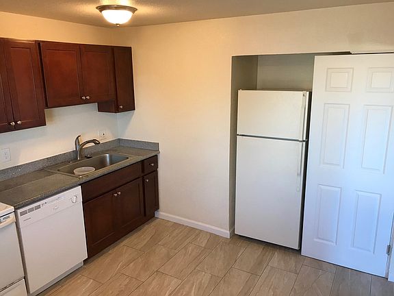 4th image of 237 Holly St APT B