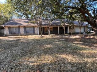 223 Lake Cove Dr, Jackson, MS 39212