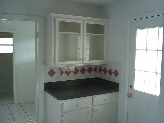 4th image of 601 E Roberts St