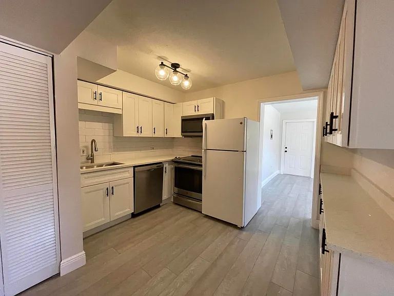 701 SE 4th St #WEST — Photo 1