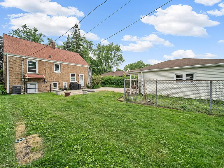5320 Suffield Ct — Photo 24