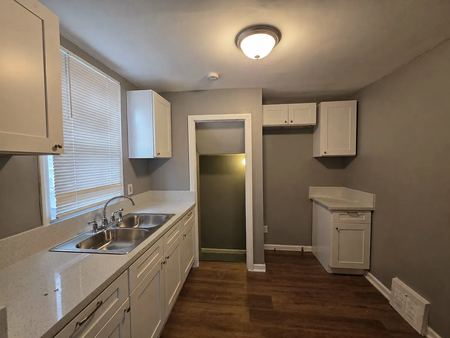 3 bed, 1000 sqft, $1,300 — Photo 2