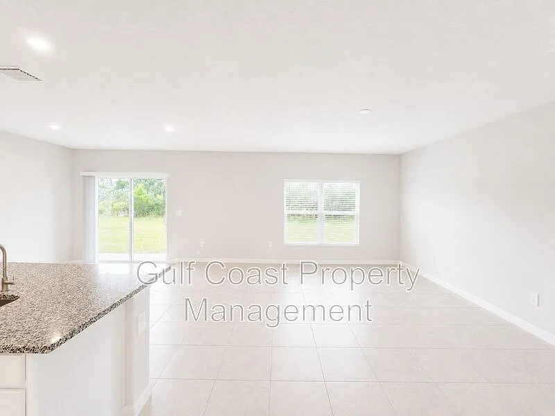 4 bed, 2.0 bath, 1708 sqft, $2,599 — Photo 4