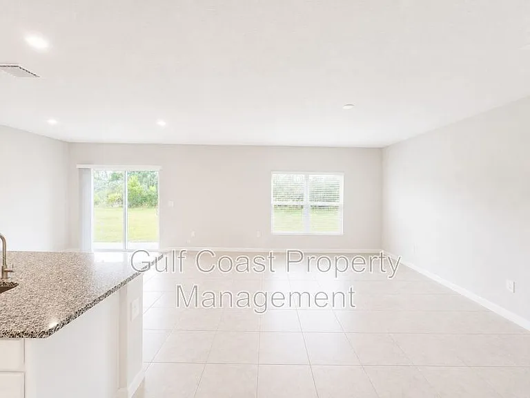810 172nd Ct E — Photo 4