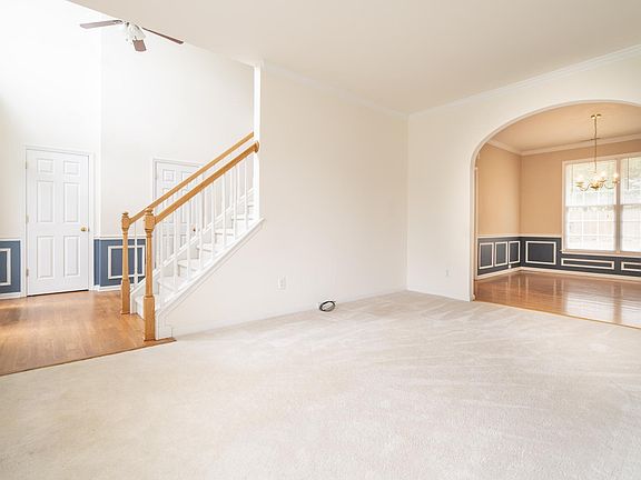 4th image of 702 Country Club Dr