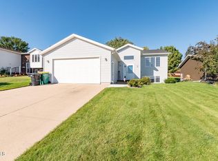 904 N 35th St, Bismarck, ND 58501