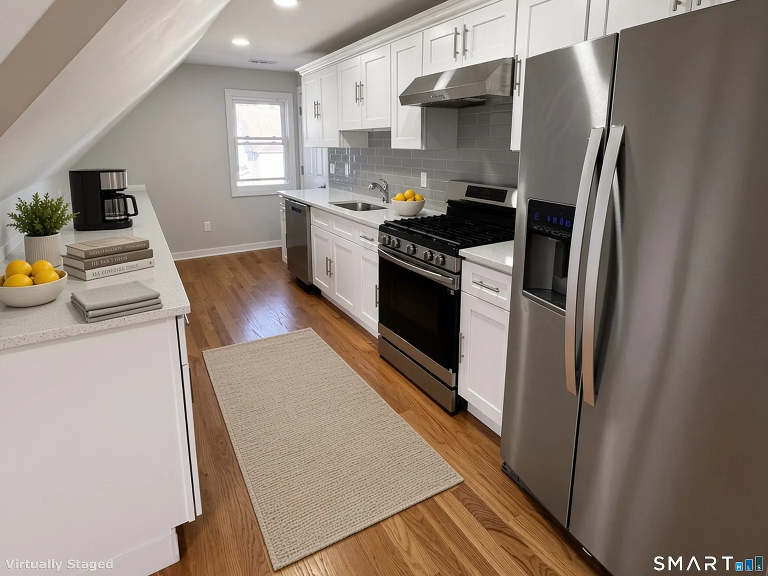 3 bed, 1.0 bath, 1100 sqft, $1,800 — Photo 1