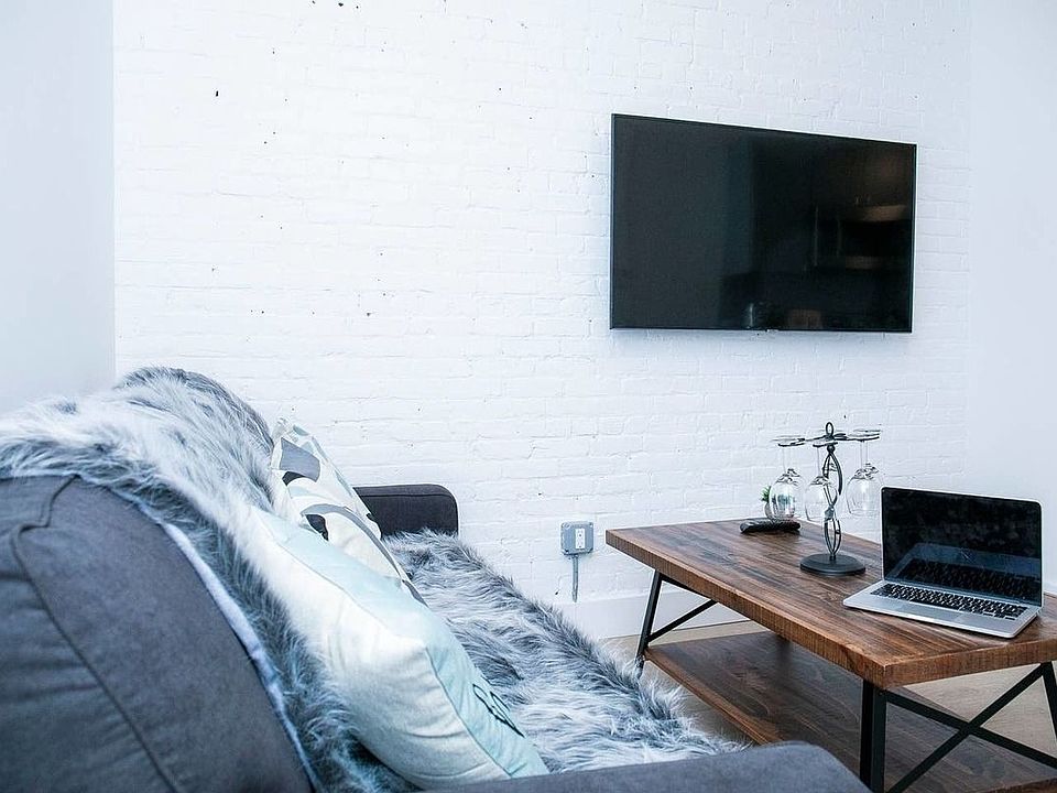 1st image of 4632 Vernon Blvd APT 4B