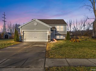 394 Saddlebrook Dr, Linden, MI 48451