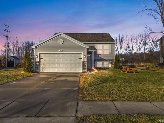 394 Saddlebrook Dr, Linden, MI 48451