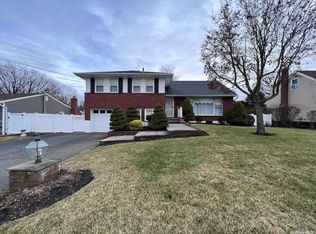 19 Langdon Rd, Farmingdale, NY 11735