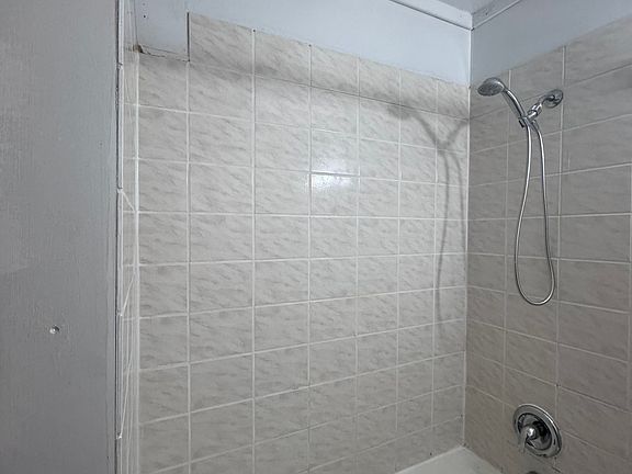 5th image of 2045 Woodbridge Ave #A