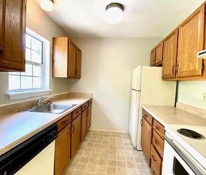 Apple Valley Dr — Photo 2