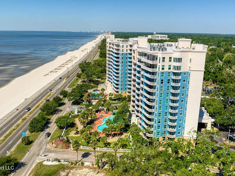 2230 Beach Dr #301 — Photo 32