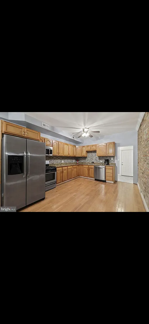 3 Bedroom 2 Bath Rowhome — Photo 4