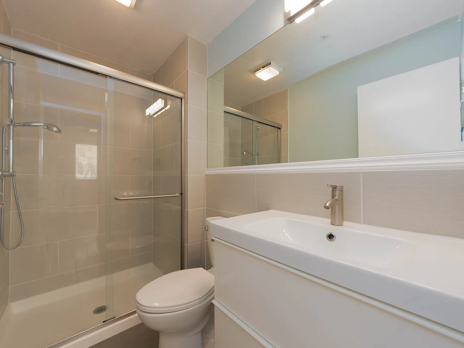 3 bed, 2.0 bath, 950 sqft, $3,450 — Photo 4