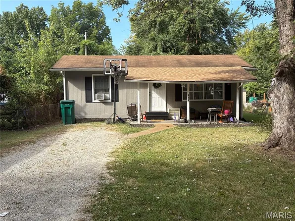 496 Garrison Ave, Cahokia, IL 62206