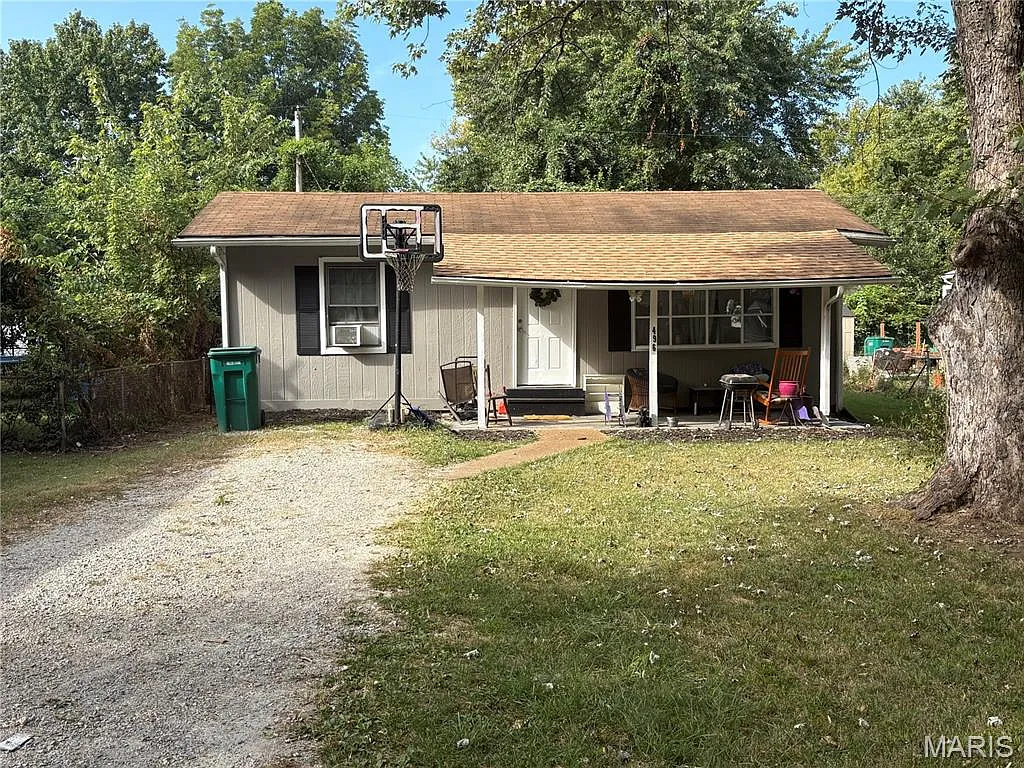 496 Garrison Ave photo 1