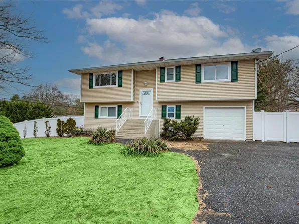 9 Fairview Avenue, Holtsville, NY 11742