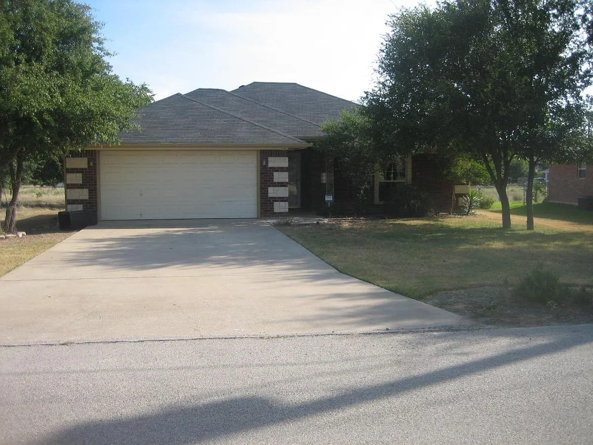 3 bed, 1340 sqft, $1,700 — Photo 1