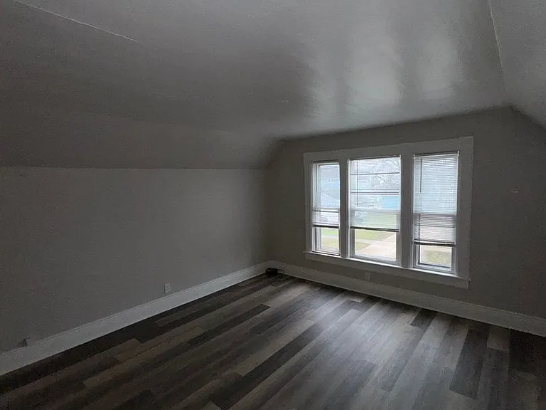 120 E Spring St — Photo 3