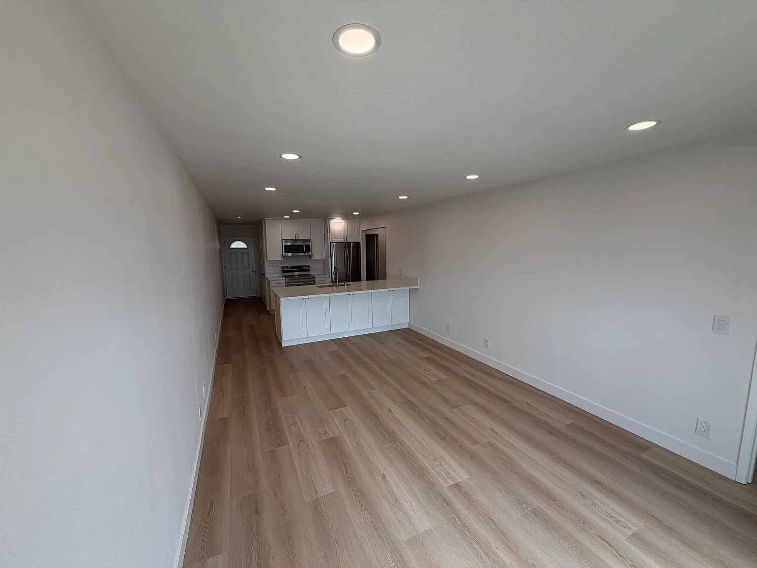 3 bed, 998 sqft, $3,500 — Photo 2