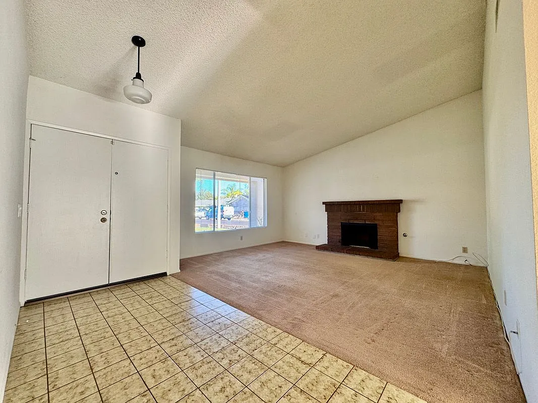 3 bed, 2.0 bath, 1255 sqft, $3,950 — Photo 4