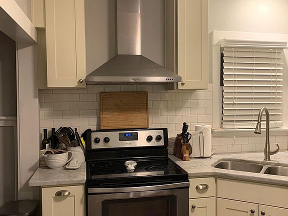 kitchen (+ electric range, dish washer, disposal, fridge, microwave)