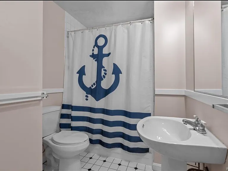 689 W Delavan Ave — Photo 14