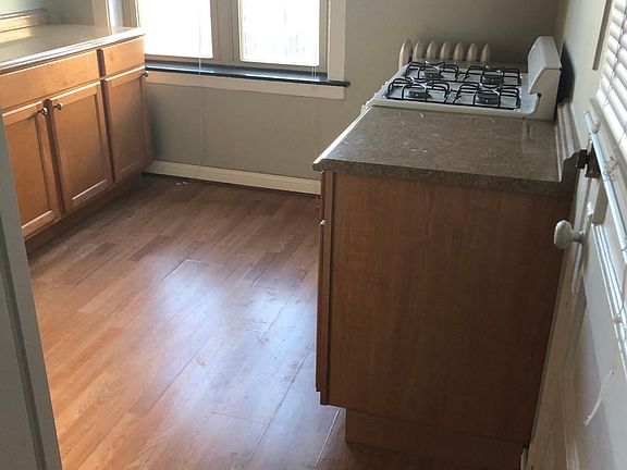 3rd image of 1144 Pleasant St APT 1W