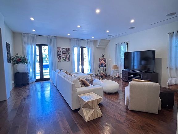 3rd image of 18869 Pasadero Dr