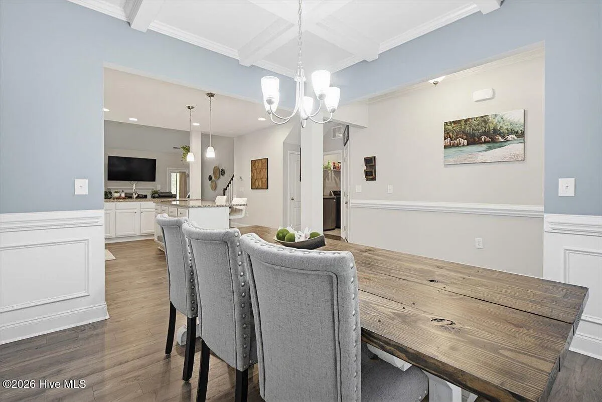 4 bed, 2.5 bath, 2472 sqft, $2,400 — Photo 4
