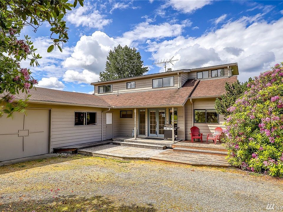 This nice retro home is waiting for you!