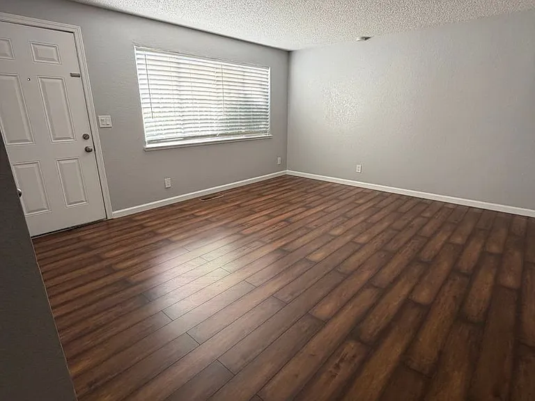 1279 Stanford Dr — Photo 2