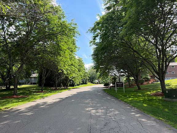 4th image of 79 Oakridge Dr #79