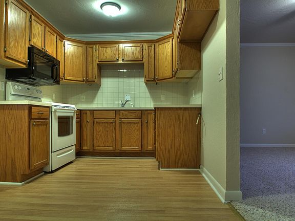 2nd image of 909 Askew Dr