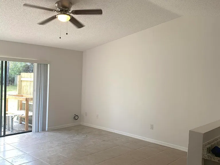1217 Schumann Dr — Photo 4