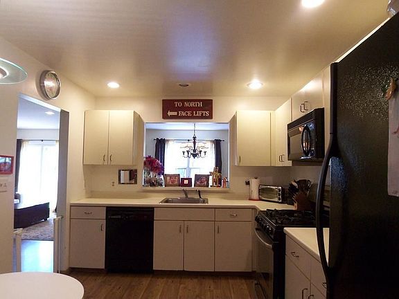 Eat in kitchen with microwave, dishwasher, self cleaning oven 
