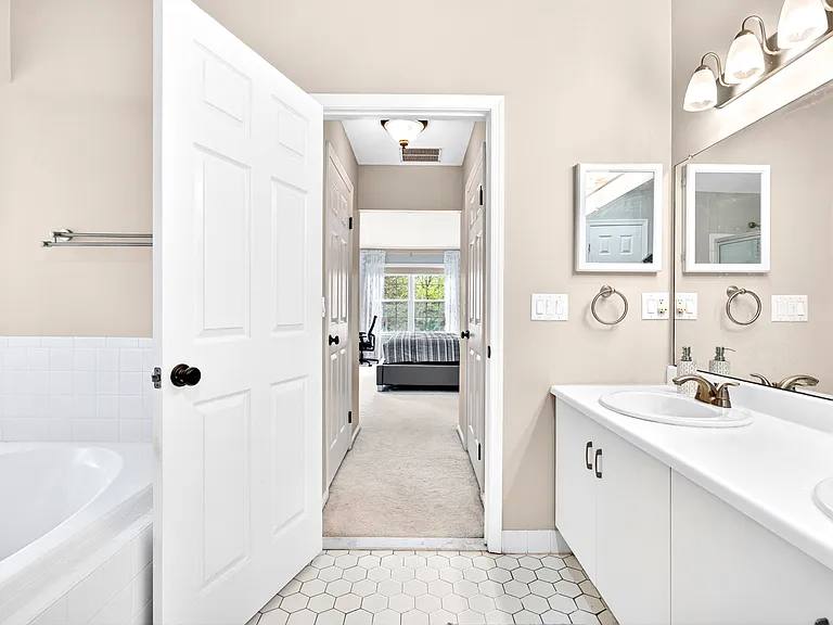 554 Adirondack Ct — Photo 5