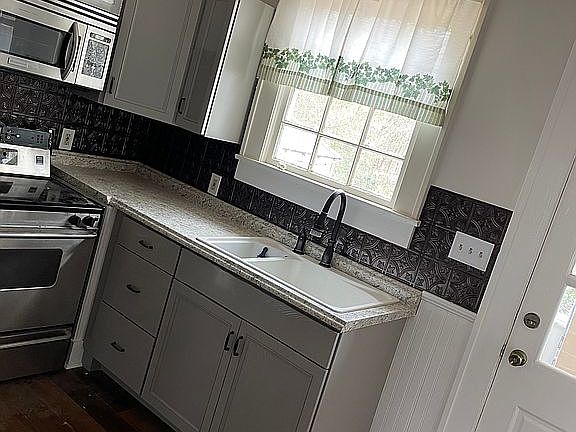 4th image of 703 Glenwood Ave