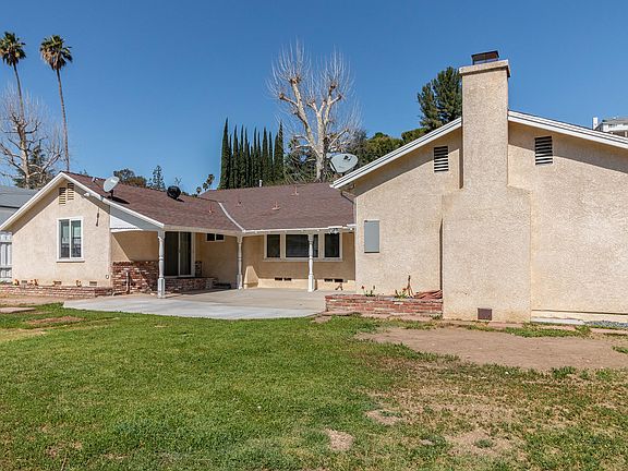 3rd image of 23212 Oxnard St