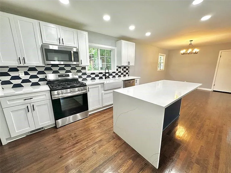 210 Suburban Dr NE — Photo 11